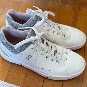 On Running White Women’s Low-Top Sneakers with Gray Mesh and Pink Lining